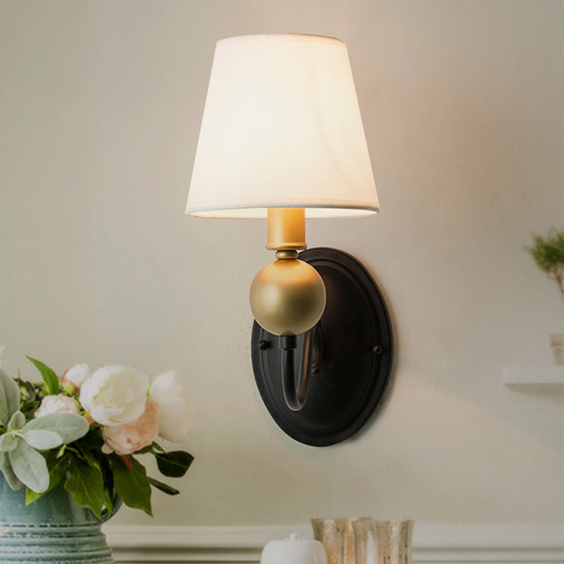 Vivolux | Tapered Fabric Wand Sconces Licht Landelijk 1/2-Bulb Slaapkamer Wandmontage Verlichting in Wit/Beige met Gebogen Arm