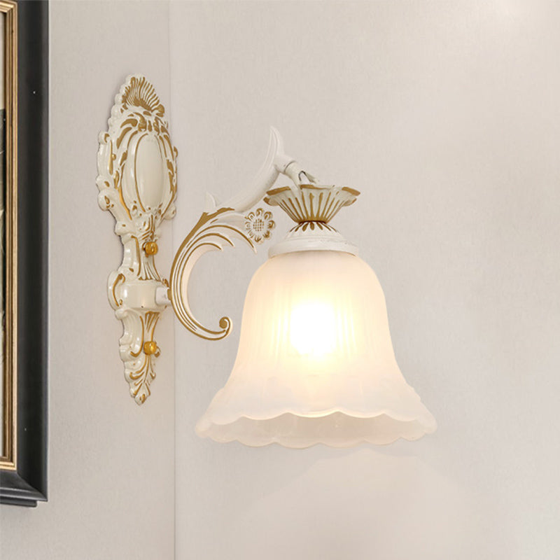 Vivolux | Traditionele Bel Wandlamp 1/2-Bulb Witte Glazen Wandverlichtingsarmatuur met Gesneden Arm voor Slaapkamer