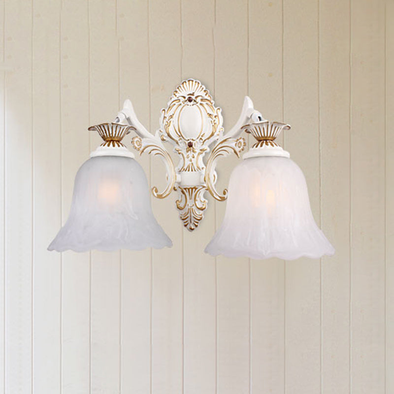 Vivolux | Traditionele Bel Wandlamp 1/2-Bulb Witte Glazen Wandverlichtingsarmatuur met Gesneden Arm voor Slaapkamer