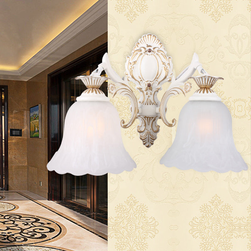 Vivolux | Traditionele Bel Wandlamp 1/2-Bulb Witte Glazen Wandverlichtingsarmatuur met Gesneden Arm voor Slaapkamer