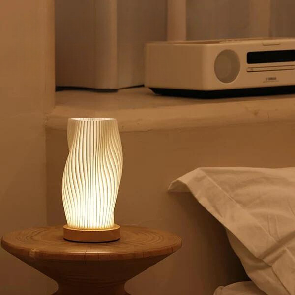 Vivolux | USB-Driven & Elegante Wellen-Design Tischlampe | WaveGlow