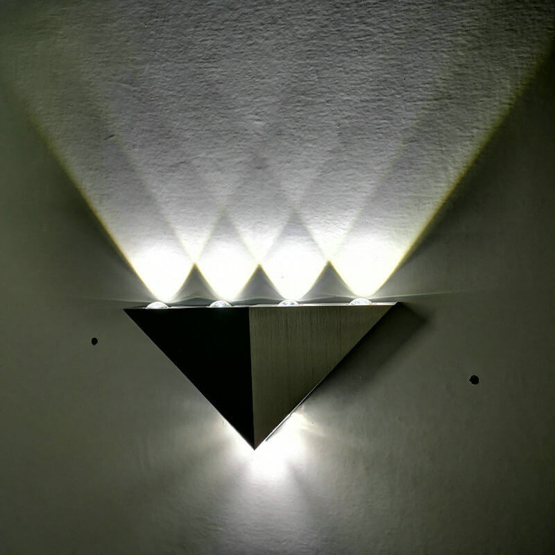 Vivolux | TriLumina Prisma LED Wandleuchte | Kreatives Pyramidendesign | Aluminium & Acryl | Farbige Lichtoptionen