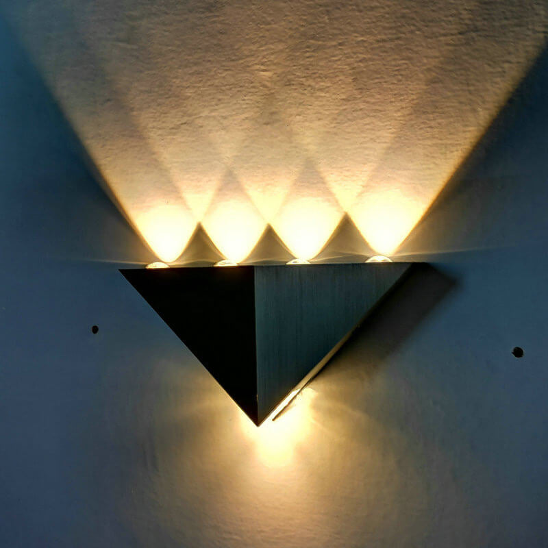 Vivolux | TriLumina Prisma LED Wandleuchte | Kreatives Pyramidendesign | Aluminium & Acryl | Farbige Lichtoptionen