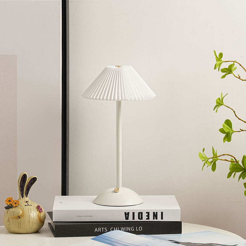 Vivolux | Zeitgenössische skandinavische wiederaufladbare Eisenstoff konische plissierte LED-Tischlampe für Nachttisch