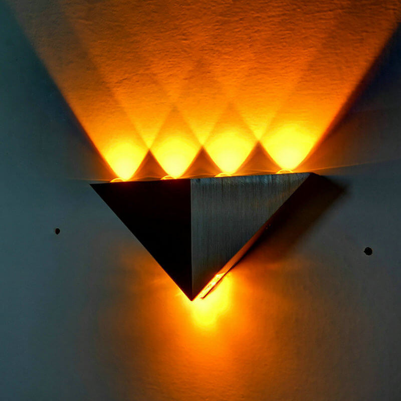 Vivolux | TriLumina Prisma LED Wandleuchte | Kreatives Pyramidendesign | Aluminium & Acryl | Farbige Lichtoptionen