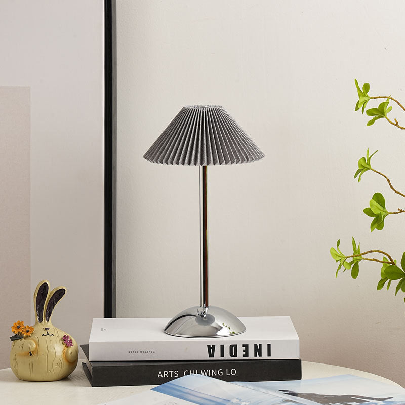 Vivolux | Zeitgenössische skandinavische wiederaufladbare Eisenstoff konische plissierte LED-Tischlampe für Nachttisch