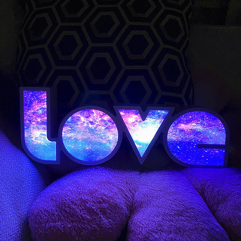 Vivolux | Moderne Art Deco wasserdichte PS LOVE Buchstaben LED Tischlampe für das Schlafzimmer