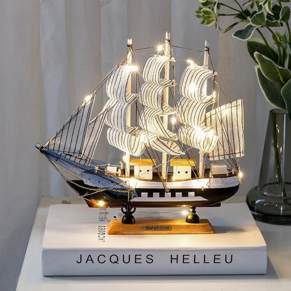Vivolux | Royaleva Nordic Holz Segelboot Skulptur - LED beleuchtetes Dekorstück, batteriebetrieben