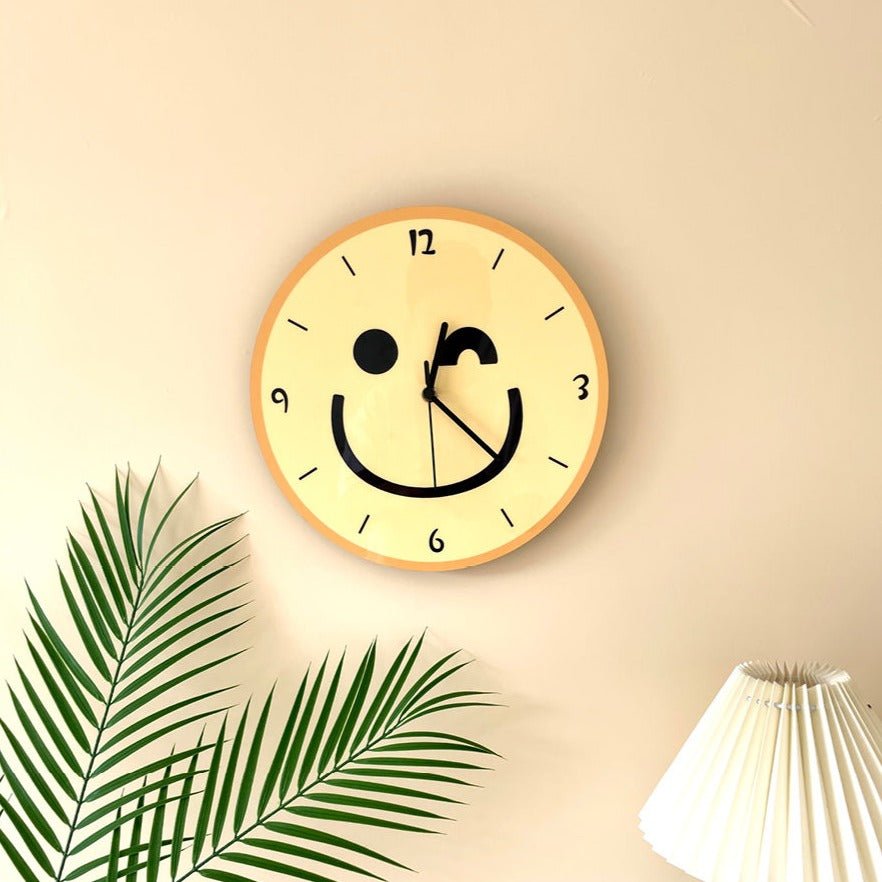 Vivolux | Wanduhr mit gelbem Smiley-Cartoon