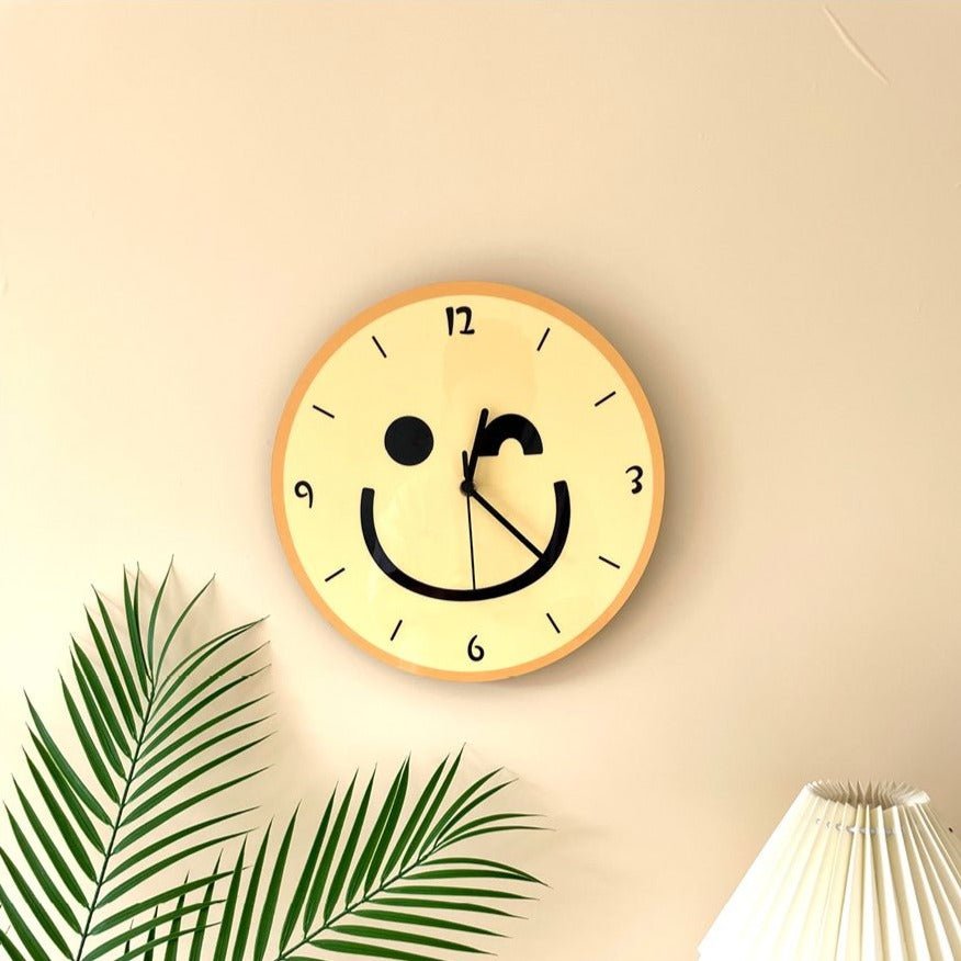 Vivolux | Wanduhr mit gelbem Smiley-Cartoon