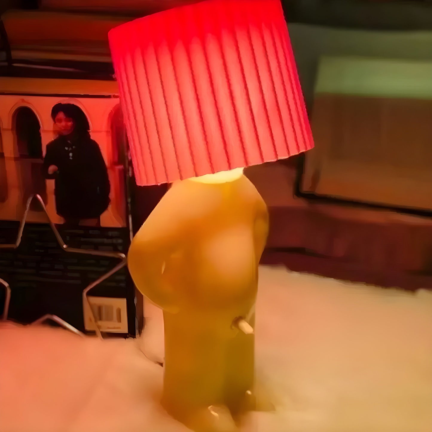 Vivolux | Frecher Junge Kreative Tischlampe – Einzigartige Beleuchtung für Schlafzimmer und Wohnraum
