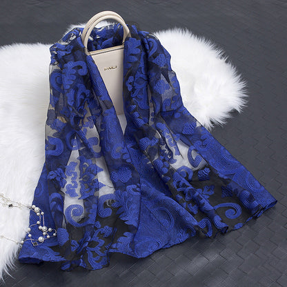 Seidenschal mit Schnittblumen hohlem Motiv