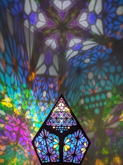 Vivolux | Glas-in-Block Stil LED Tischlampe - LumiAura