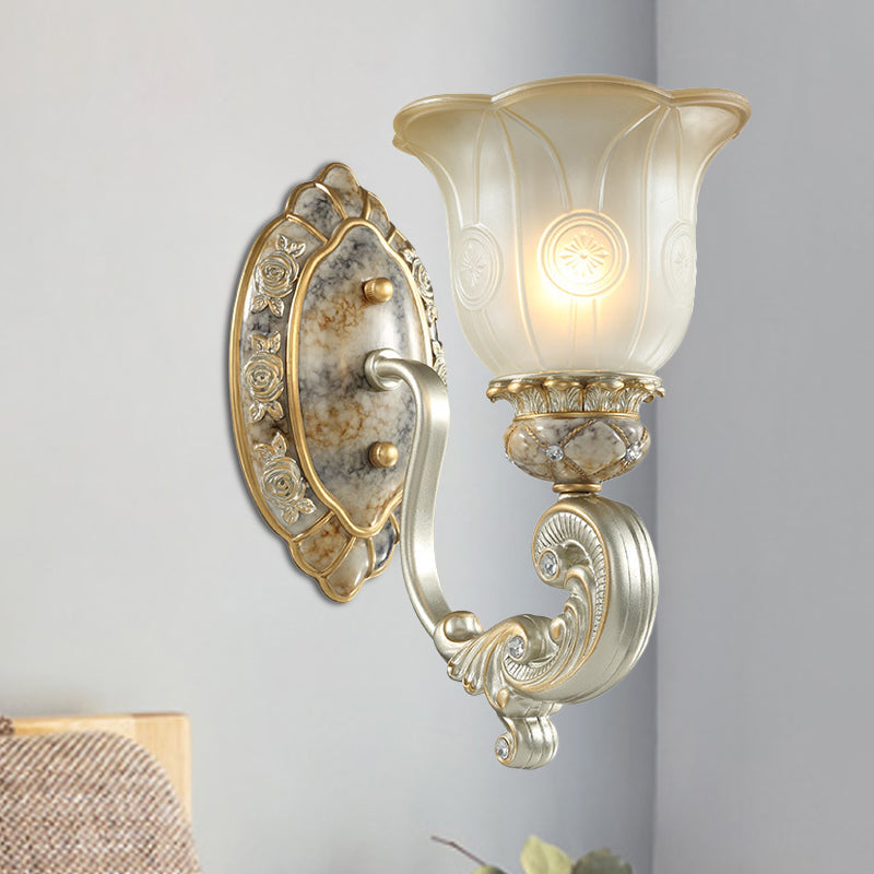 Vivolux | Vintage Scalloped Wandlamp 1/2-Licht Witte Glas Wandmontage Lamp in Goud voor Slaapkamer