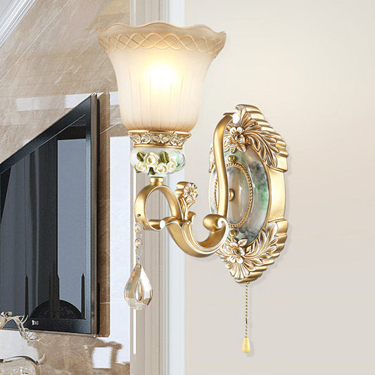 Vivolux | Welle-kantige Glocke Opalglas Wandlampe Traditionelle 1/2-Kopf Wohnzimmer Wandleuchte mit geschnitztem Rosendetail in Gold