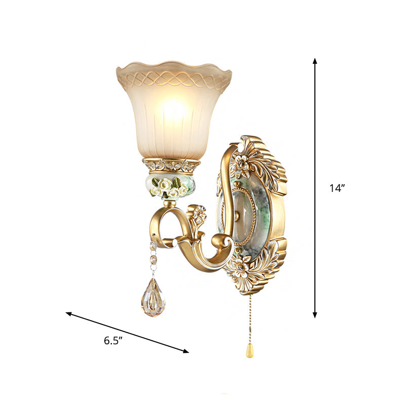Vivolux | Welle-kantige Glocke Opalglas Wandlampe Traditionelle 1/2-Kopf Wohnzimmer Wandleuchte mit geschnitztem Rosendetail in Gold