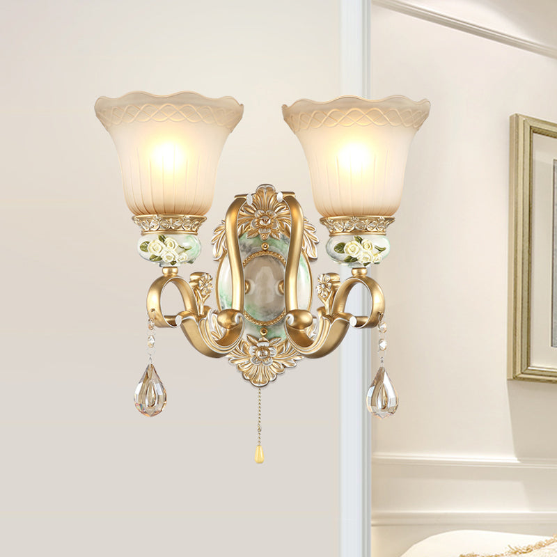 Vivolux | Welle-kantige Glocke Opalglas Wandlampe Traditionelle 1/2-Kopf Wohnzimmer Wandleuchte mit geschnitztem Rosendetail in Gold