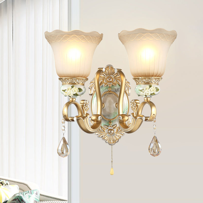 Vivolux | Welle-kantige Glocke Opalglas Wandlampe Traditionelle 1/2-Kopf Wohnzimmer Wandleuchte mit geschnitztem Rosendetail in Gold