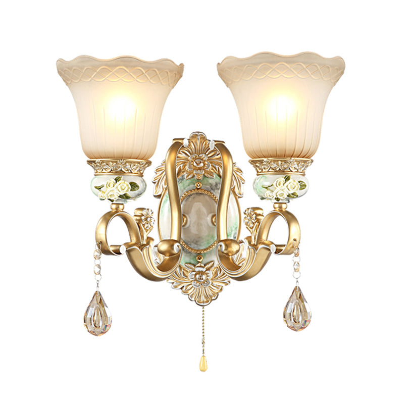 Vivolux | Welle-kantige Glocke Opalglas Wandlampe Traditionelle 1/2-Kopf Wohnzimmer Wandleuchte mit geschnitztem Rosendetail in Gold