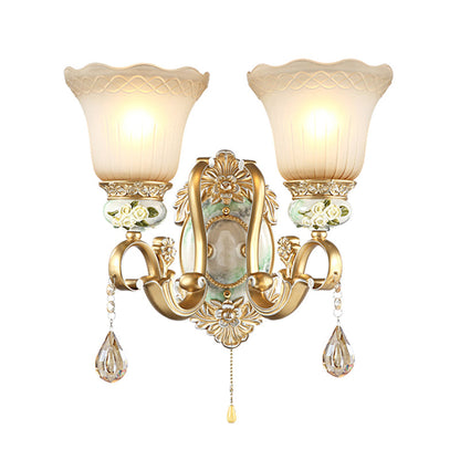 Vivolux | Welle-kantige Glocke Opalglas Wandlampe Traditionelle 1/2-Kopf Wohnzimmer Wandleuchte mit geschnitztem Rosendetail in Gold