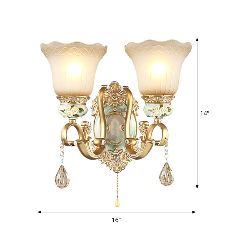 Vivolux | Welle-kantige Glocke Opalglas Wandlampe Traditionelle 1/2-Kopf Wohnzimmer Wandleuchte mit geschnitztem Rosendetail in Gold