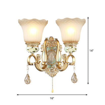 Vivolux | Welle-kantige Glocke Opalglas Wandlampe Traditionelle 1/2-Kopf Wohnzimmer Wandleuchte mit geschnitztem Rosendetail in Gold