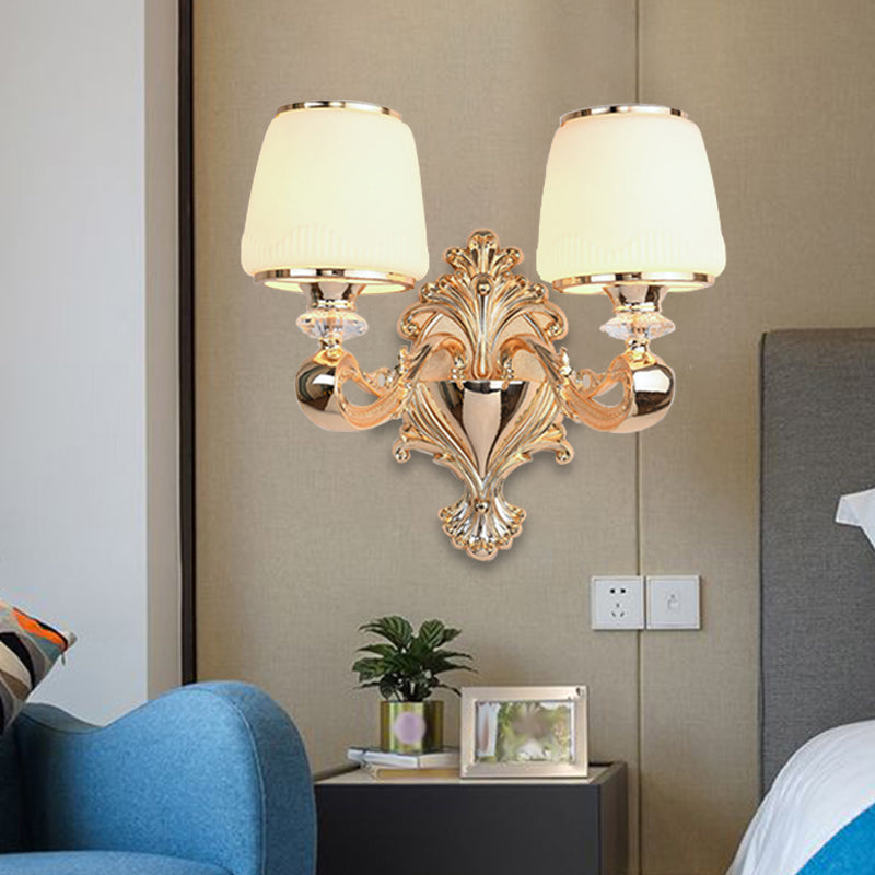 Vivolux | Barrel Opal Glas Wandlamp Klassiek 1/2-Licht Woonkamer Wandverlichting Armatuur met Gebogen Arm in Messing