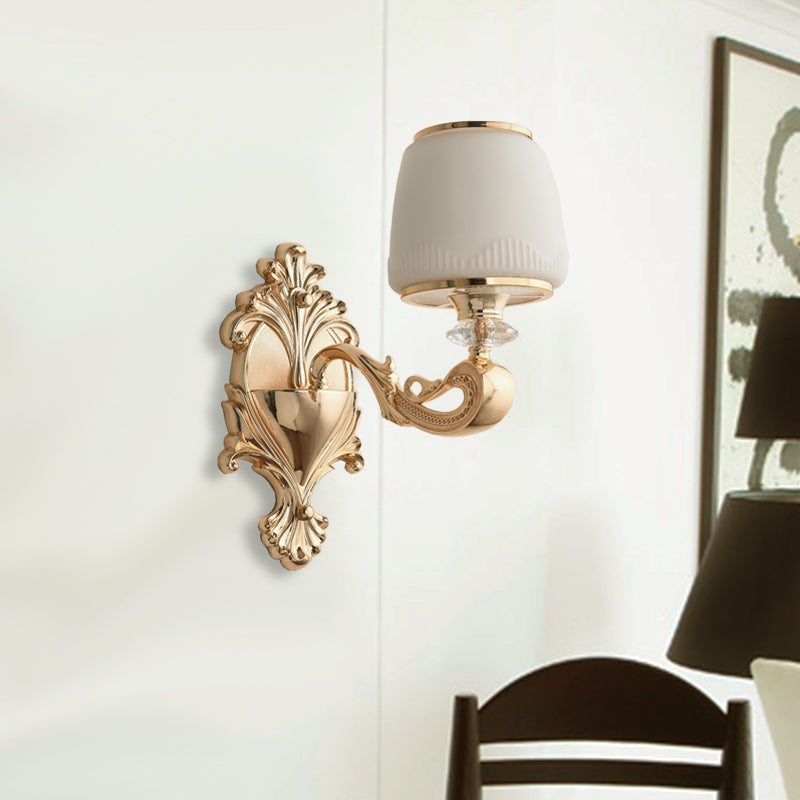 Vivolux | Barrel Opal Glas Wandlamp Klassiek 1/2-Licht Woonkamer Wandverlichting Armatuur met Gebogen Arm in Messing