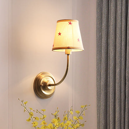 Vivolux | Kegelster gemusterte Stoff Wandleuchte Kinder 1 Glühbirne Weiße Wandlicht Kit mit Messing gewelltem Arm