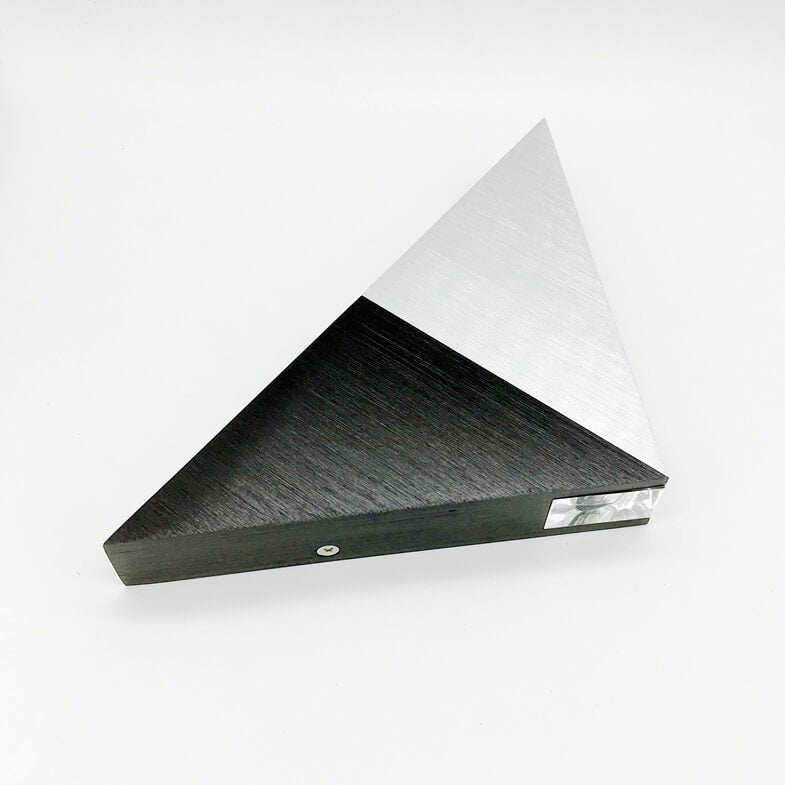 Vivolux | TriLumina Prisma LED Wandleuchte | Kreatives Pyramidendesign | Aluminium & Acryl | Farbige Lichtoptionen