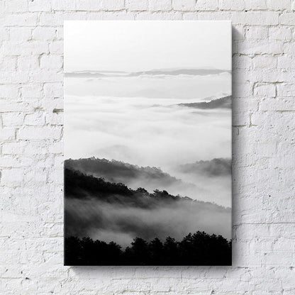 Vivolux | Zwart-wit moderne kunstprint luchtfoto van mistige bergen wanddecoratie voor thuis