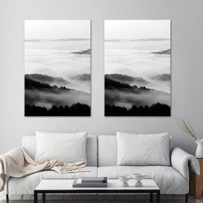Vivolux | Zwart-wit moderne kunstprint luchtfoto van mistige bergen wanddecoratie voor thuis