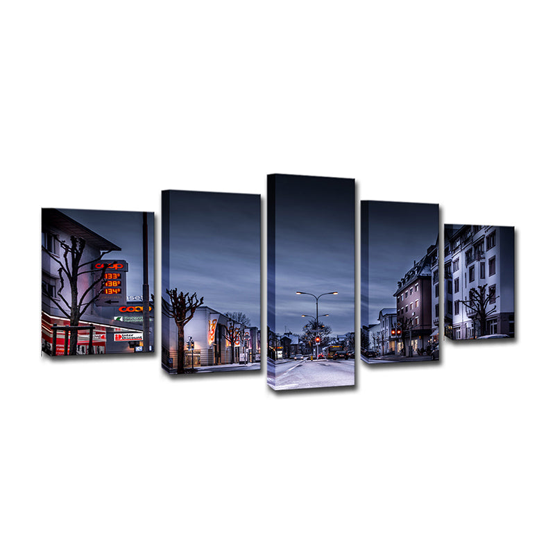 Vivolux | Winter City Street Leinwandkunst Zeitgenössische Mehrteilige Wanddekoration in Dunkelblau