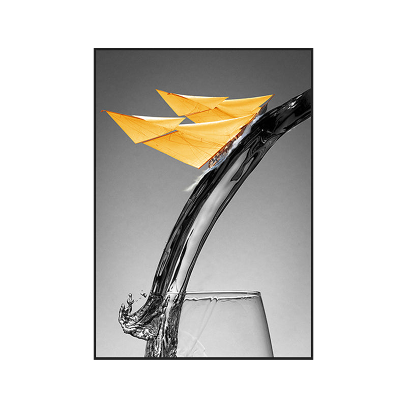 Vivolux | Leinwand Texturiertes Wanddekor Modernes Neuheitsboot, das in Weinglas fließt, Kunstdruck in Gelb