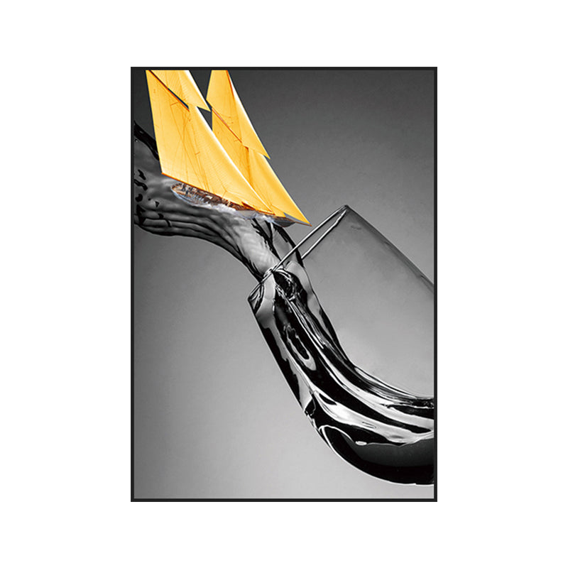 Vivolux | Leinwand Texturiertes Wanddekor Modernes Neuheitsboot, das in Weinglas fließt, Kunstdruck in Gelb