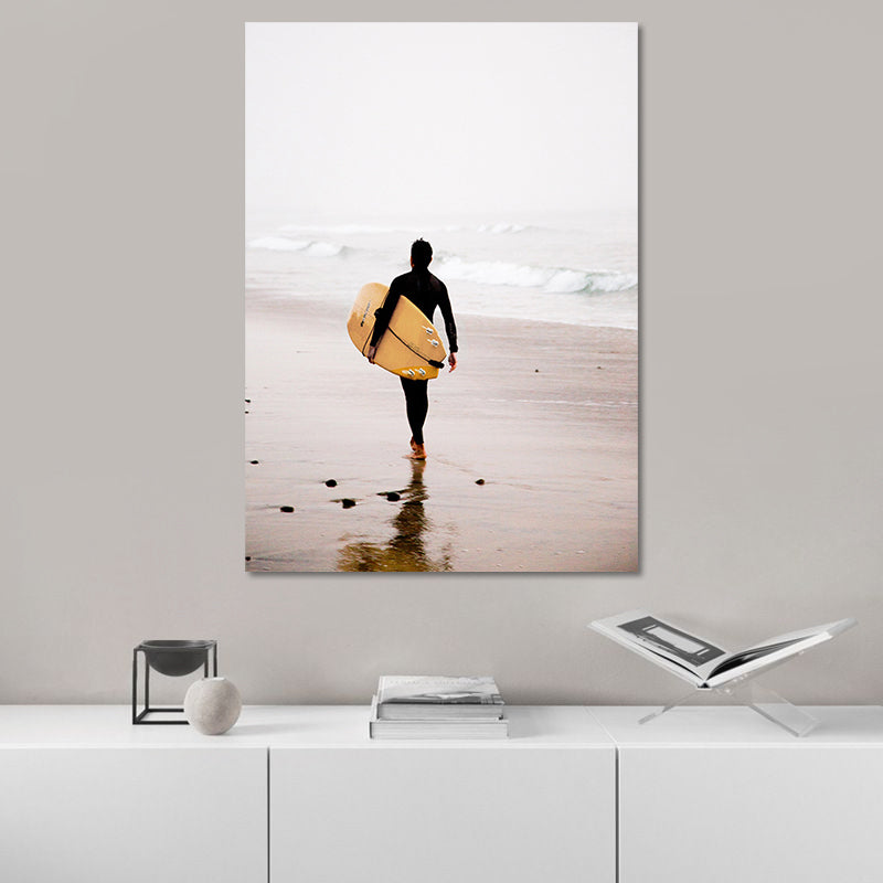 Vivolux | Canvas Gele Kunstdruk Hedendaagse Man met Surfplank op het Strand Wanddecoratie voor Thuis