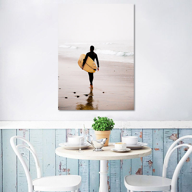 Vivolux | Canvas Gele Kunstdruk Hedendaagse Man met Surfplank op het Strand Wanddecoratie voor Thuis