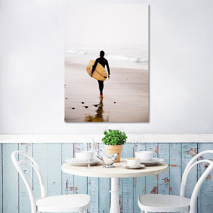 Vivolux | Canvas Gele Kunstdruk Hedendaagse Man met Surfplank op het Strand Wanddecoratie voor Thuis