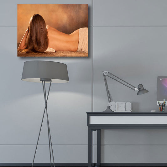 Vivolux | Fotografische Print Minimalisme Canvas Kunst Liggende Schoonheid in Geel voor Slaapkamer