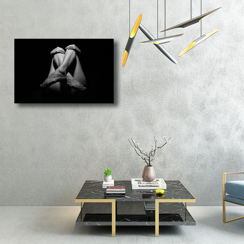 Vivolux | Schwarze Beine und Hände Kunstdruck Heimtextilien Zeitgenössisch für Schlafzimmer Eingewickelte Leinwand