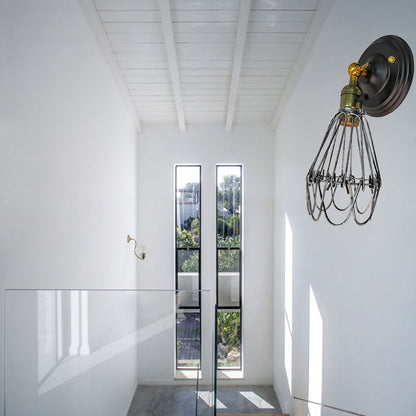 Vivolux | Gegoten ijzeren draadbescherming wandverlichting boerderij stijl 1 bol restaurant draaibare scone lamp in zwart/bronze