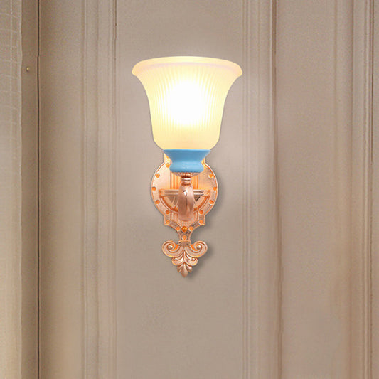 Vivolux | Vintage Swirled Arm Wandlamp 1/2-Bulb Metalen Wand Gemonteerde Verlichting in Goud met Bel Frosted Geribbelde Glazen Schaduw