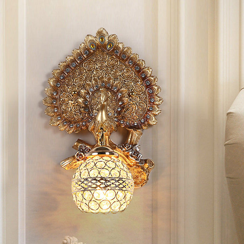 Vivolux | Klassieke Orb Vorm Wandlamp 1 Hoofd Duidelijk K9 Kristal Wandlamp Lichtarmatuur met Pauw Decor in Geel/Goud