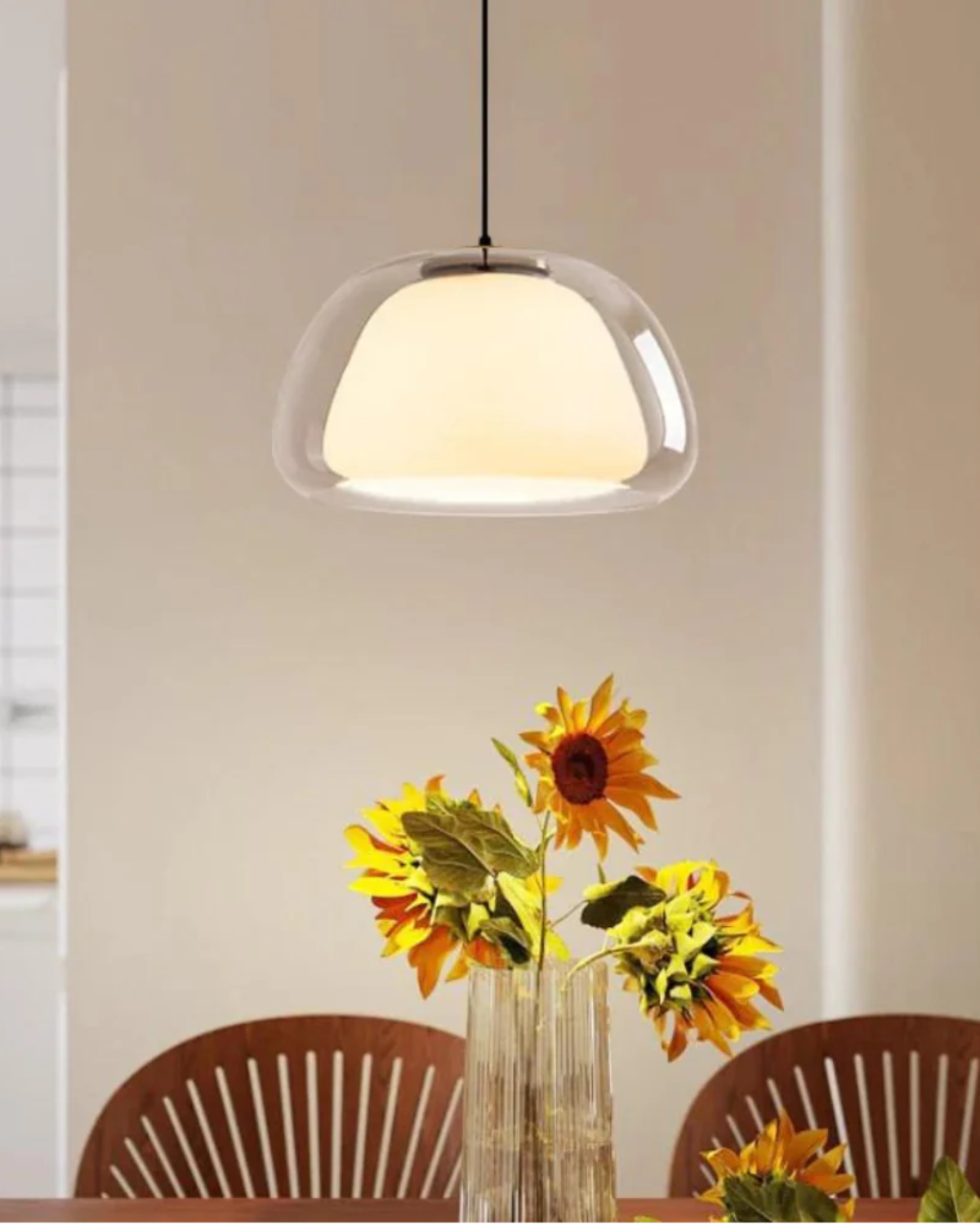 Vivolux | Elegante Lampe in Form einer Glaskuppel mit Kristallakzent