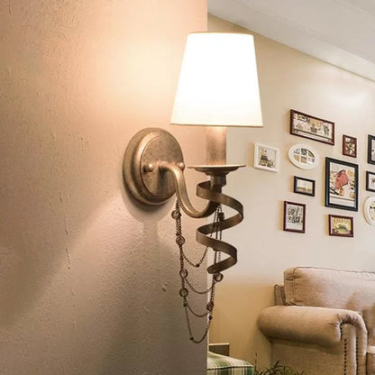 Vivolux | 1 Glühbirne Wandleuchte Sconce Bauernhaus Barrel Stoff Wandlampe in Weiß mit Spiralmuster und Kristallkette Deco