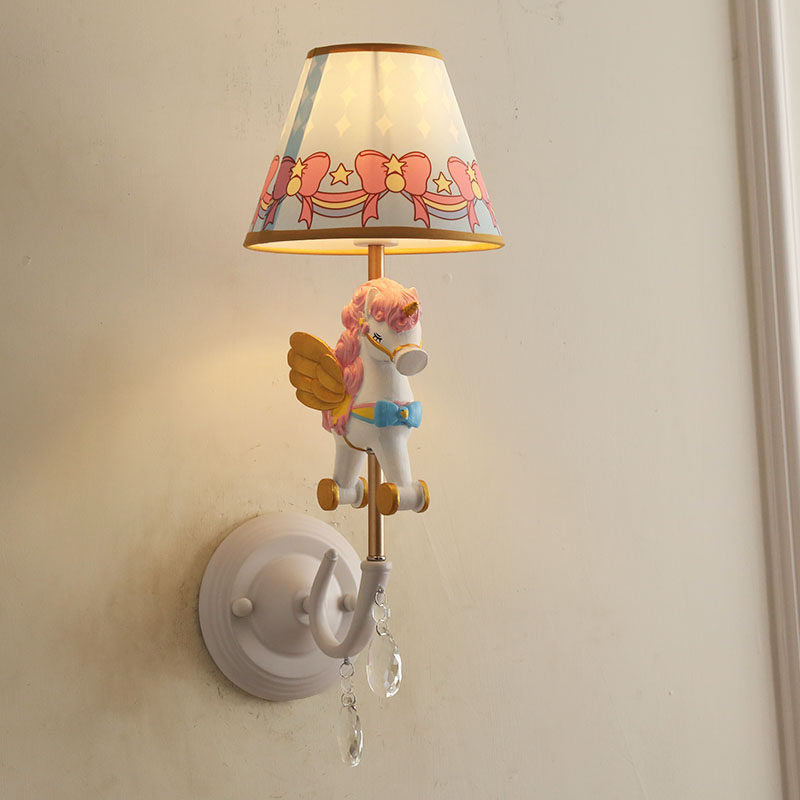 Vivolux | Cartoon Cone Wandlampe Fixture mit Einhorn Dekoration 1 Kopf Harz Wandleuchte in Gelb und Blau/Gelb und Pink/Gelb und Rot/Gelb und Weiß für Mädchen Schlafzimmer