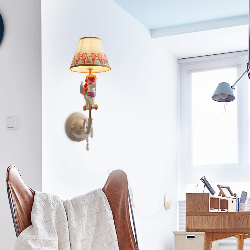 Vivolux | Cartoon Cone Wandlampe Fixture mit Einhorn Dekoration 1 Kopf Harz Wandleuchte in Gelb und Blau/Gelb und Pink/Gelb und Rot/Gelb und Weiß für Mädchen Schlafzimmer