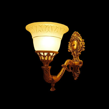 Vivolux | Traditionele wandgemonteerde belamp met 1 hoofd matglas wandlamp met gesneden arm in messing