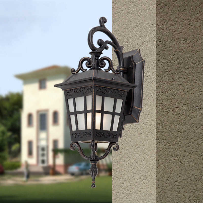 Vivolux | Vintage Lantern Wandleuchte Einfache Mattweiße Glas Außenmontage mit Scrollarm in Schwarz