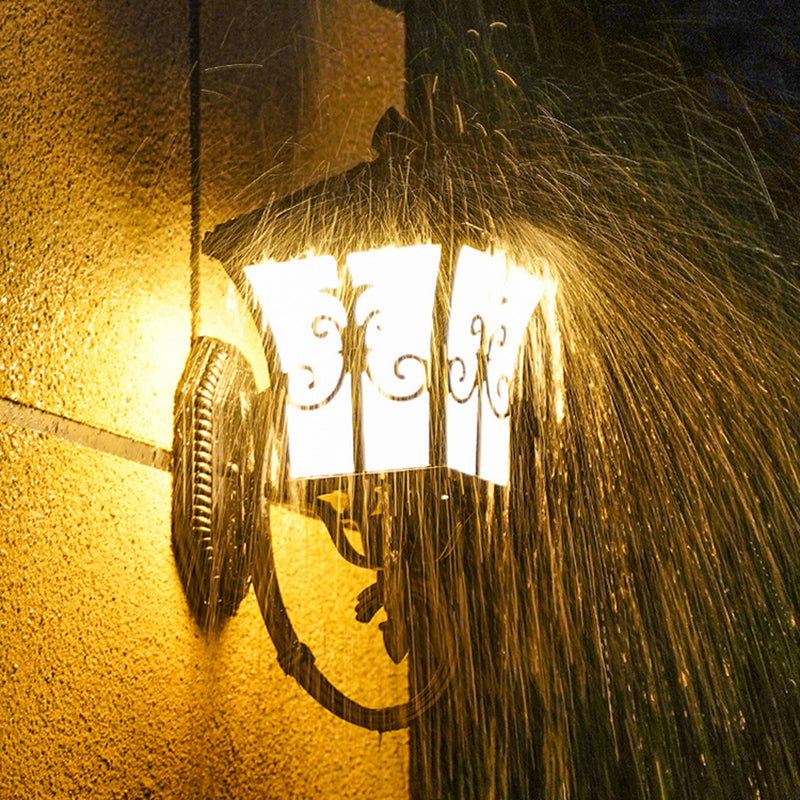 Vivolux | Frosted Glass Curved Lantern Wandleuchte Traditionelle Terrasse Klein/Groß Solar LED Wandlampe in Schwarz/Messing